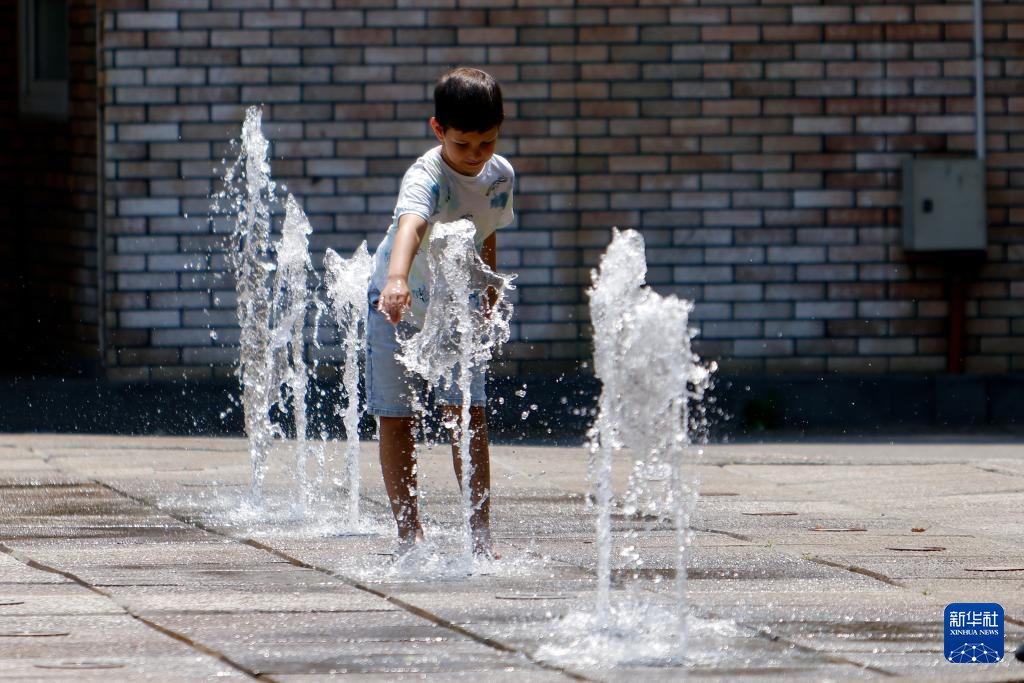 7月8日，在羅馬尼亞首都布加勒斯特，兒童在噴泉中納涼。新華社發(fā)（克里斯泰爾攝）
