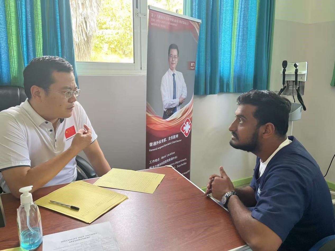 醫(yī)療隊隊員宋飛在義診現(xiàn)場接受患者咨詢。醫(yī)療隊供圖