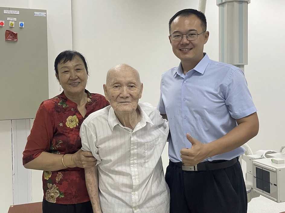 術(shù)后第10天，醫(yī)療隊隊員張久超為李偉麟做檢查。醫(yī)療隊供圖