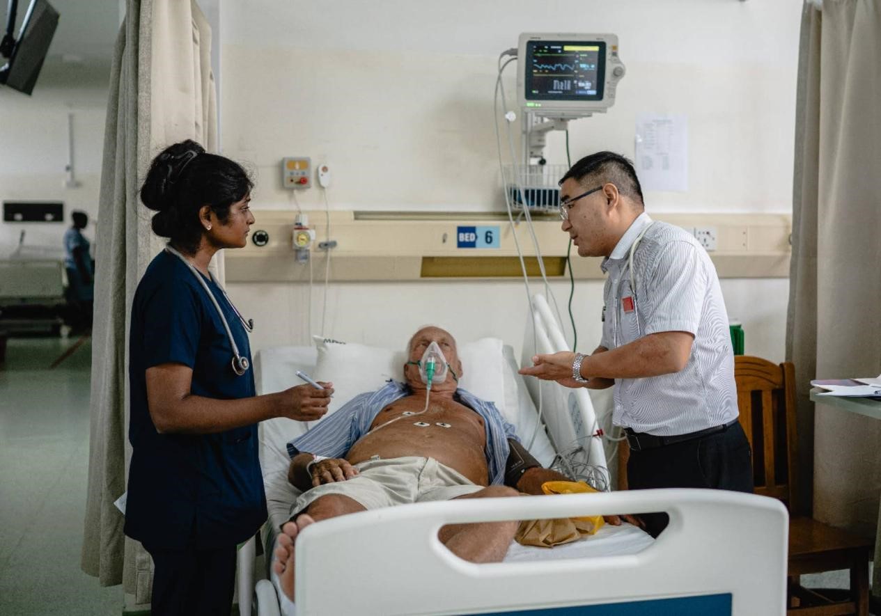 醫(yī)療隊隊長卓曉青與當(dāng)?shù)蒯t(yī)護(hù)人員在查房。醫(yī)療隊供圖