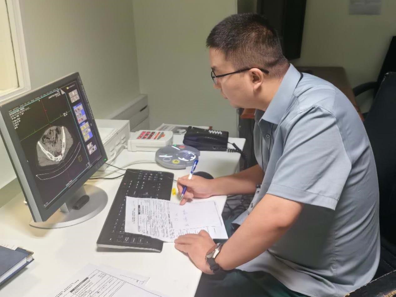 醫(yī)療隊隊員孫世寧為患者做影像檢查。醫(yī)療隊供圖