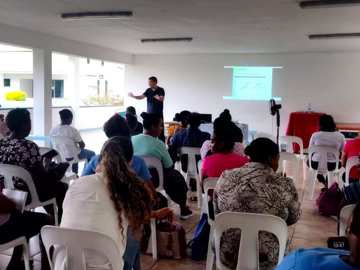 醫(yī)療隊在當(dāng)?shù)厥状伍_展系統(tǒng)性針灸培訓(xùn)。醫(yī)療隊供圖