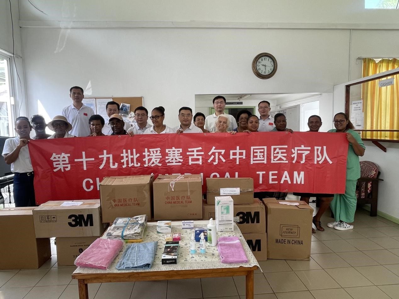 醫(yī)療隊首次赴普拉蘭島開展義診并向當(dāng)?shù)蒯t(yī)院捐贈物資。醫(yī)療隊供圖