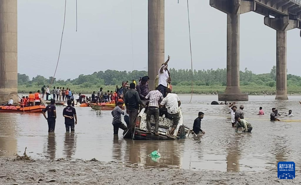 7月9日，救援人員在印度西部古吉拉特邦垮塌的橋梁旁開(kāi)展救援行動(dòng)。新華社/印度聯(lián)合新聞社
