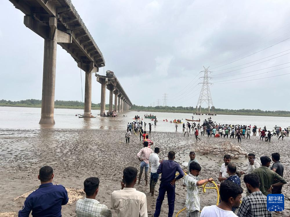 7月9日，救援人員在印度西部古吉拉特邦垮塌的橋梁旁開展救援行動。新華社/印度聯(lián)合新聞社