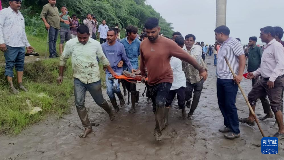 7月9日，救援人員在印度西部古吉拉特邦垮塌的橋梁旁開展救援行動。新華社/印度聯(lián)合新聞社