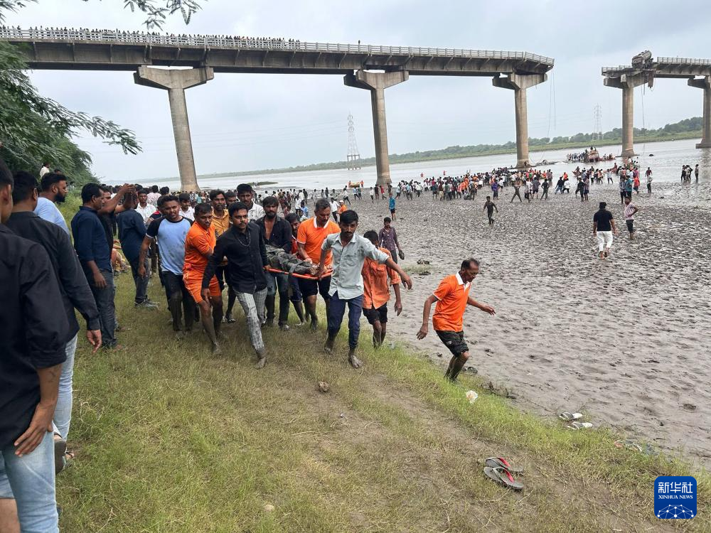 7月9日，救援人員在印度西部古吉拉特邦垮塌的橋梁旁開(kāi)展救援行動(dòng)。新華社/印度聯(lián)合新聞社