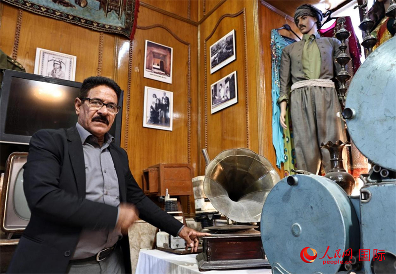 穆罕默德·阿爾萬(wàn)展示自己收藏的老物件。人民網(wǎng)伊納斯·易卜拉欣攝