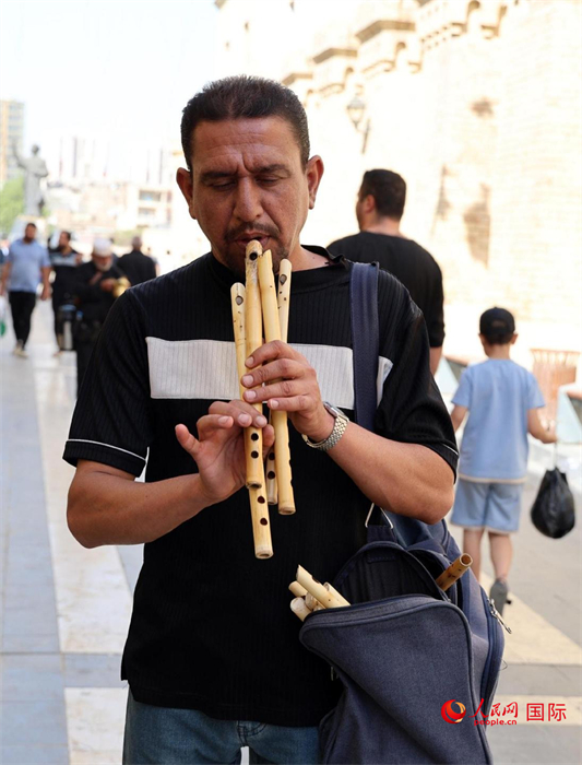 一名小商販。人民網(wǎng)伊納斯·易卜拉欣攝