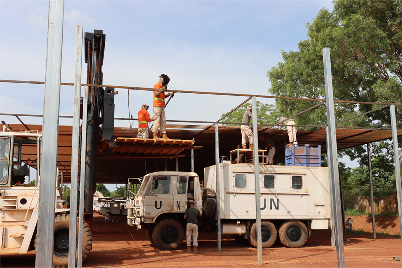 圖為維和工兵正在進行車棚焊接。（范奕城 攝）5