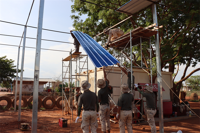 圖為維和工兵正在進行車棚焊接。（譚杰 攝）6
