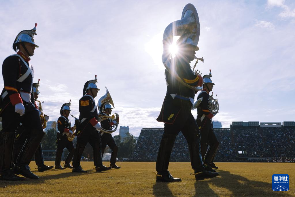 7月9日，在阿根廷首都布宜諾斯艾利斯，軍樂(lè)隊(duì)隊(duì)員參加軍樂(lè)節(jié)表演。新華社記者 孟鼎博 攝