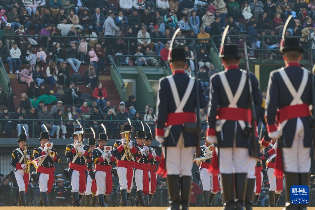 7月9日，在阿根廷首都布宜諾斯艾利斯，軍樂隊(duì)隊(duì)員參加軍樂節(jié)表演。新華社記者 孟鼎博 攝