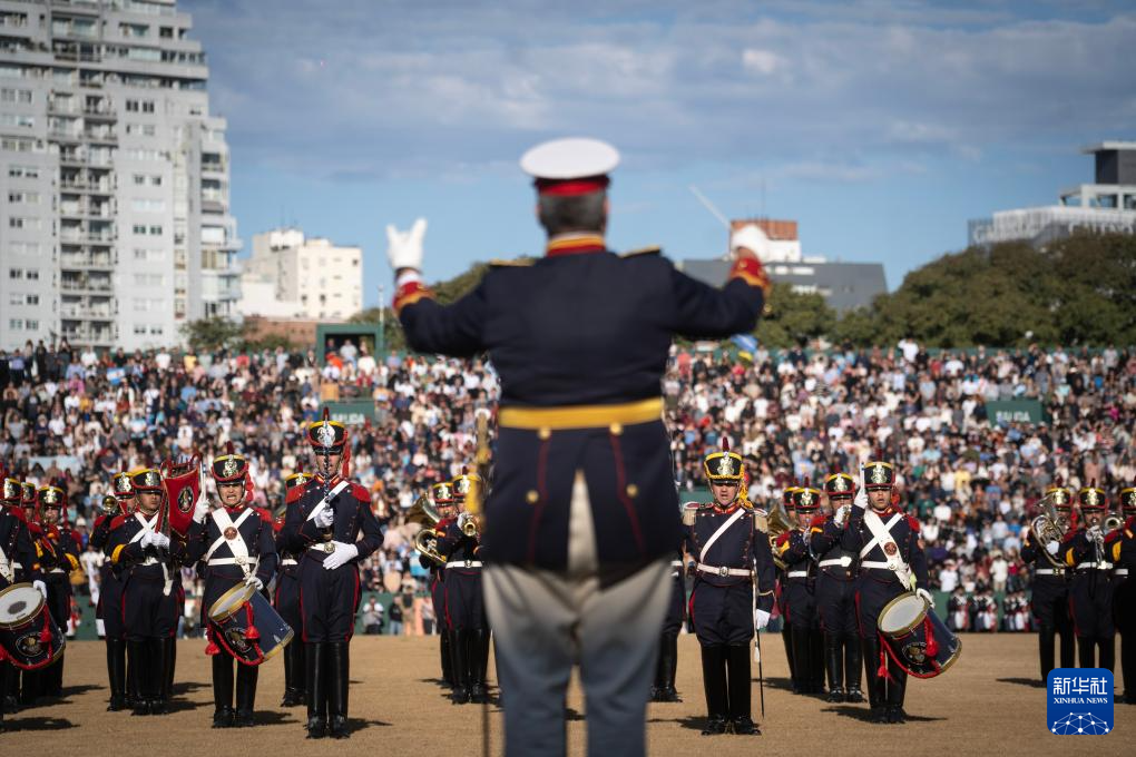 7月9日，在阿根廷首都布宜諾斯艾利斯，軍樂隊(duì)隊(duì)員參加軍樂節(jié)表演。新華社發(fā)（馬丁·薩巴拉攝）