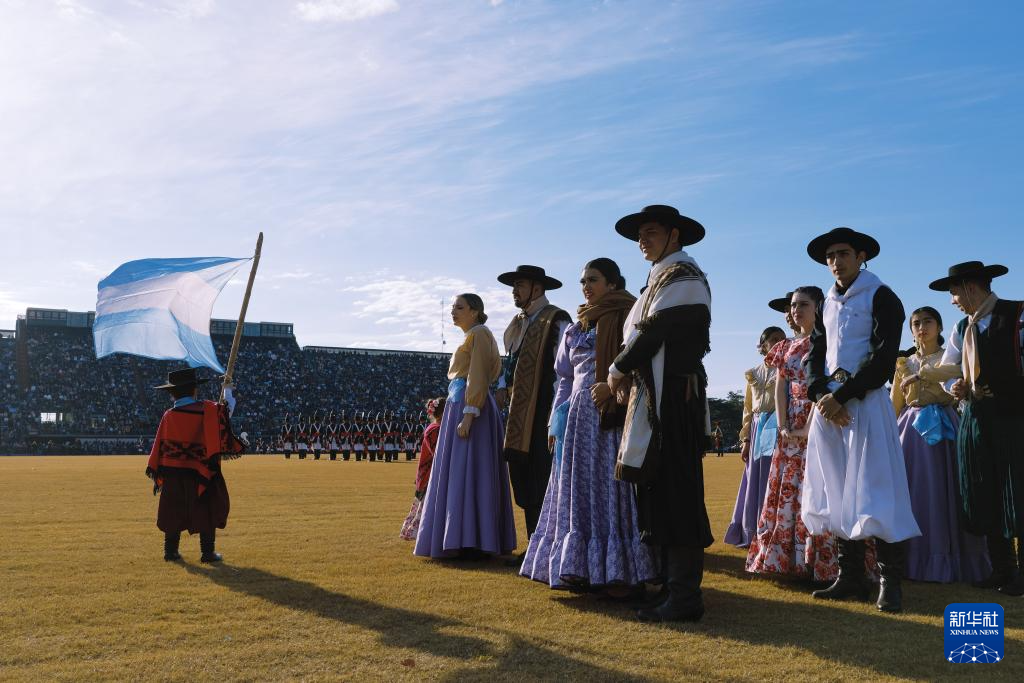 7月9日，在阿根廷首都布宜諾斯艾利斯，穿著傳統(tǒng)服飾的民眾參加軍樂節(jié)。新華社記者 孟鼎博 攝