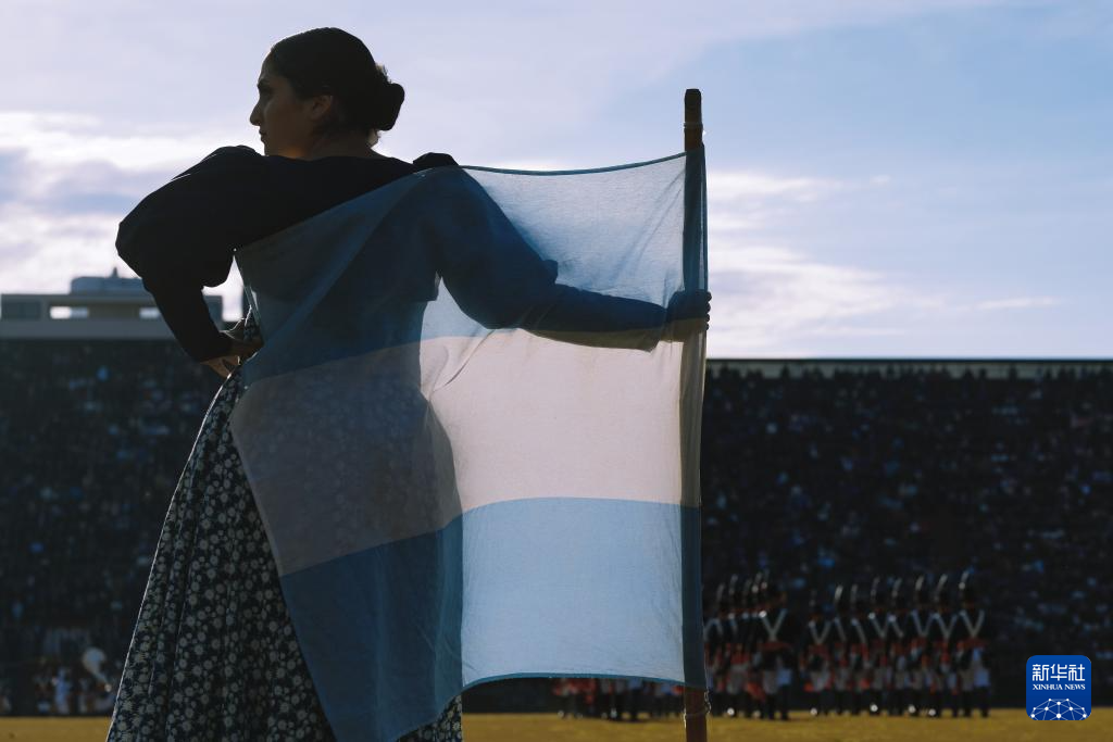 7月9日，在阿根廷首都布宜諾斯艾利斯，穿著傳統(tǒng)服飾的民眾參加軍樂(lè)節(jié)。新華社記者 孟鼎博 攝