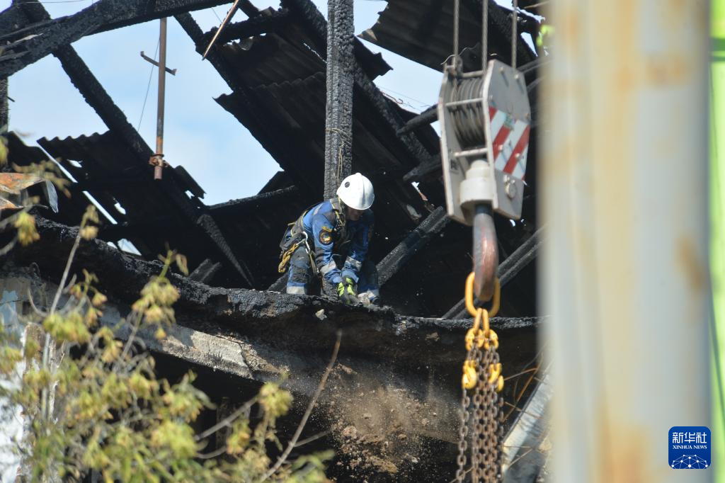 7月10日，在烏克蘭基輔市舍甫琴科夫斯基區(qū)，救援人員拆除在空襲中受損的居民樓。新華社發(fā)（彼得·德魯克攝）