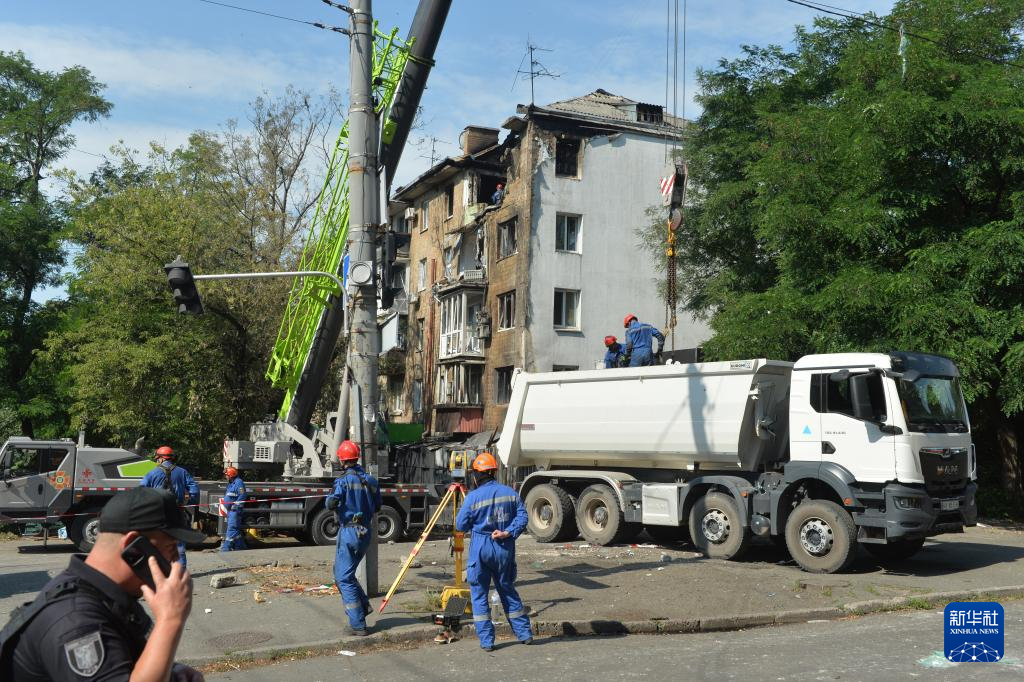 7月10日，在烏克蘭基輔市舍甫琴科夫斯基區(qū)，救援人員拆除在空襲中受損的居民樓。新華社發(fā)（彼得·德魯克攝）