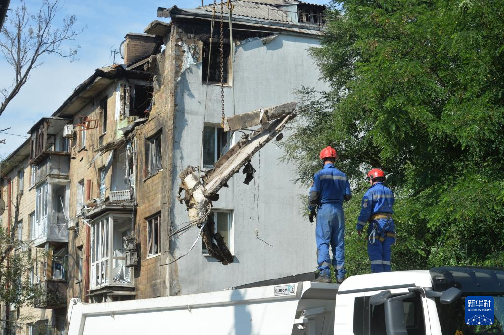7月10日，在烏克蘭基輔市舍甫琴科夫斯基區(qū)，救援人員拆除在空襲中受損的居民樓。新華社發(fā)（彼得·德魯克攝）
