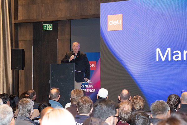 得力南非國家銷售經(jīng)理阿利斯特·艾爾斯致辭。圖片來源：得力集團(tuán)