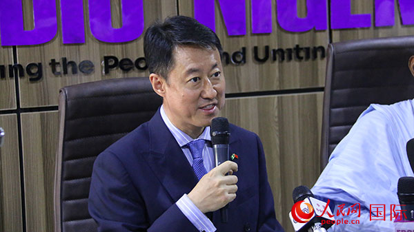 中國駐尼日利亞大使于敦海在“你好！中國”節(jié)目啟動儀式上致辭。人民網(wǎng)記者 姜宣攝