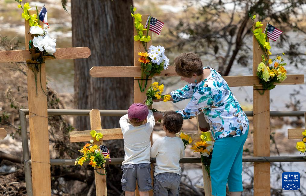 7月12日，人們在美國得克薩斯州克爾維爾獻(xiàn)花悼念洪災(zāi)遇難者。新華社發(fā)（尼克·瓦格納攝）