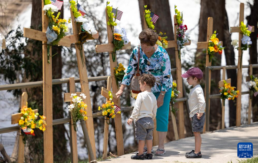 7月12日，人們?cè)诿绹?guó)得克薩斯州克爾維爾悼念洪災(zāi)遇難者。新華社發(fā)（尼克·瓦格納攝）