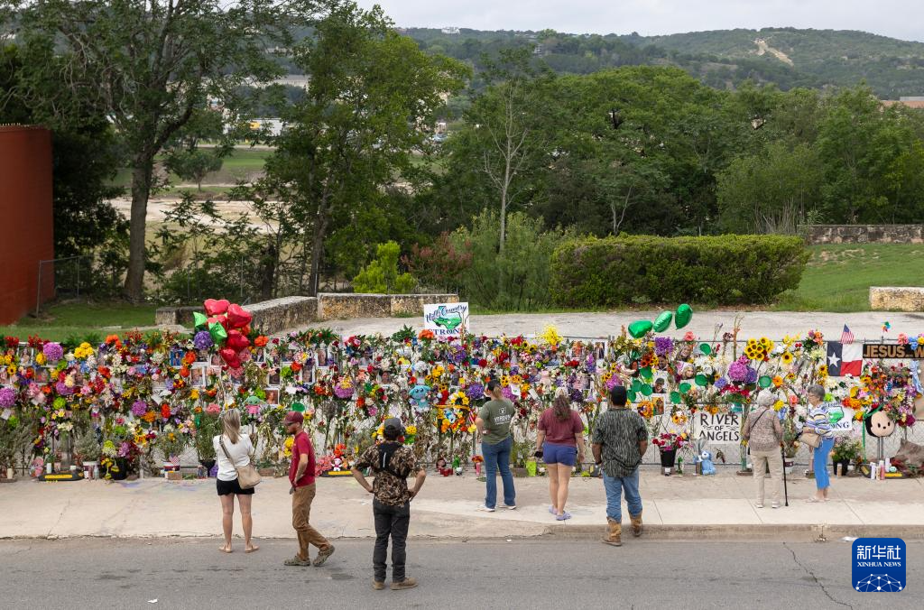 7月12日，人們在美國得克薩斯州克爾維爾一處臨時紀(jì)念場所悼念洪災(zāi)遇難者。新華社發(fā)（尼克·瓦格納攝）