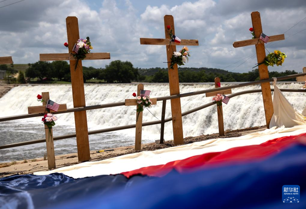 7月12日，悼念洪災(zāi)遇難者的十字架豎立在美國得克薩斯州瓜達(dá)盧普河岸邊。新華社發(fā)（尼克·瓦格納攝）