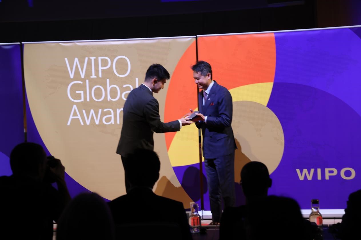 世界知識(shí)產(chǎn)權(quán)組織總干事鄧鴻森向宇樹科技代表頒獎(jiǎng)。人民網(wǎng)記者 劉仲華攝