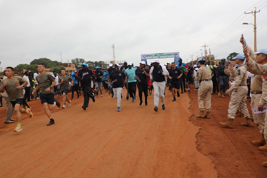 馬拉松比賽開始。向成攝