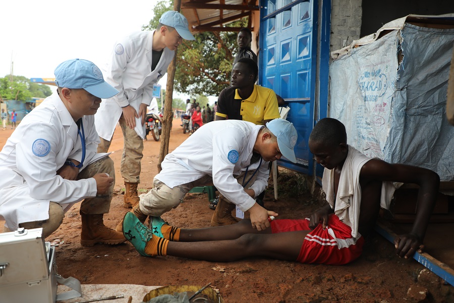 治療肌肉拉傷患者。向成攝