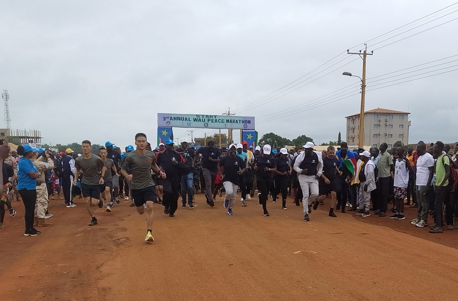 中國工兵參賽隊員開跑。張曉昆攝