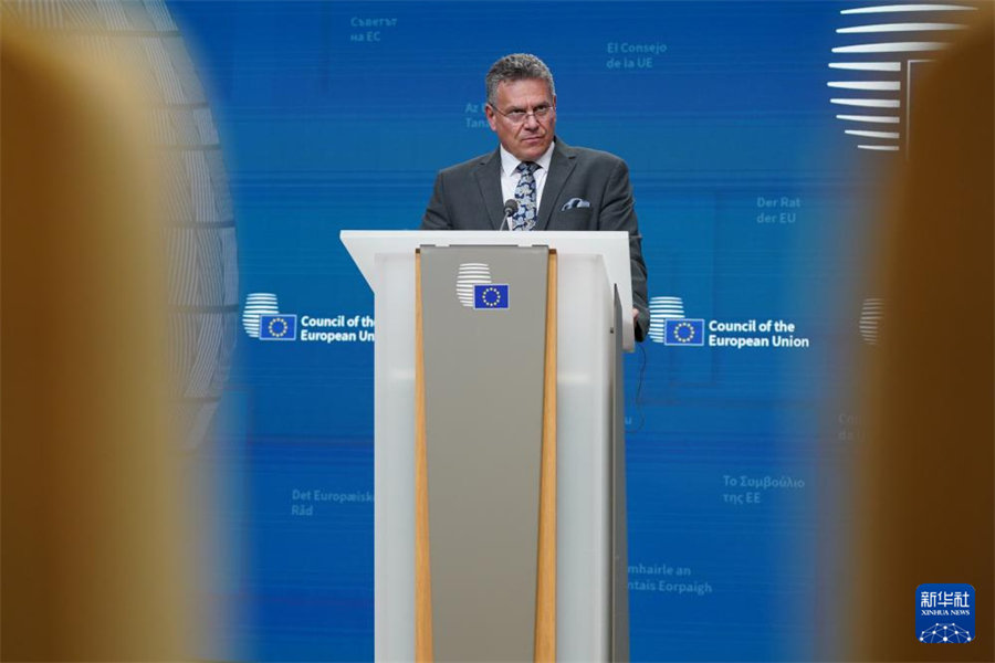 7月14日，在比利時布魯塞爾，歐盟委員會負責(zé)貿(mào)易和經(jīng)濟安全等事務(wù)的委員謝夫喬維奇出席新聞發(fā)布會。新華社記者 彭子洋 攝