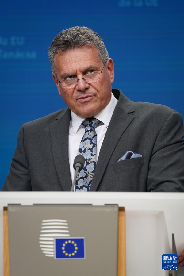 7月14日，在比利時(shí)布魯塞爾，歐盟委員會(huì)負(fù)責(zé)貿(mào)易和經(jīng)濟(jì)安全等事務(wù)的委員謝夫喬維奇出席新聞發(fā)布會(huì)。新華社記者 彭子洋 攝