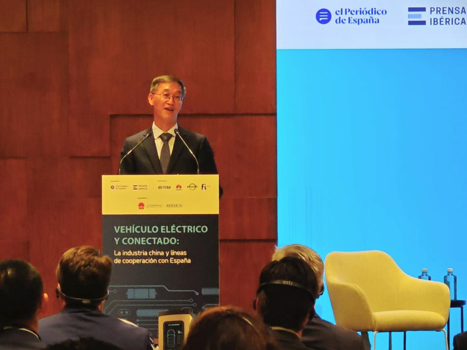中國駐西班牙大使姚敬在“中國電動汽車產(chǎn)業(yè)與中西合作”新聞會上致辭。中國駐西班牙使館供圖