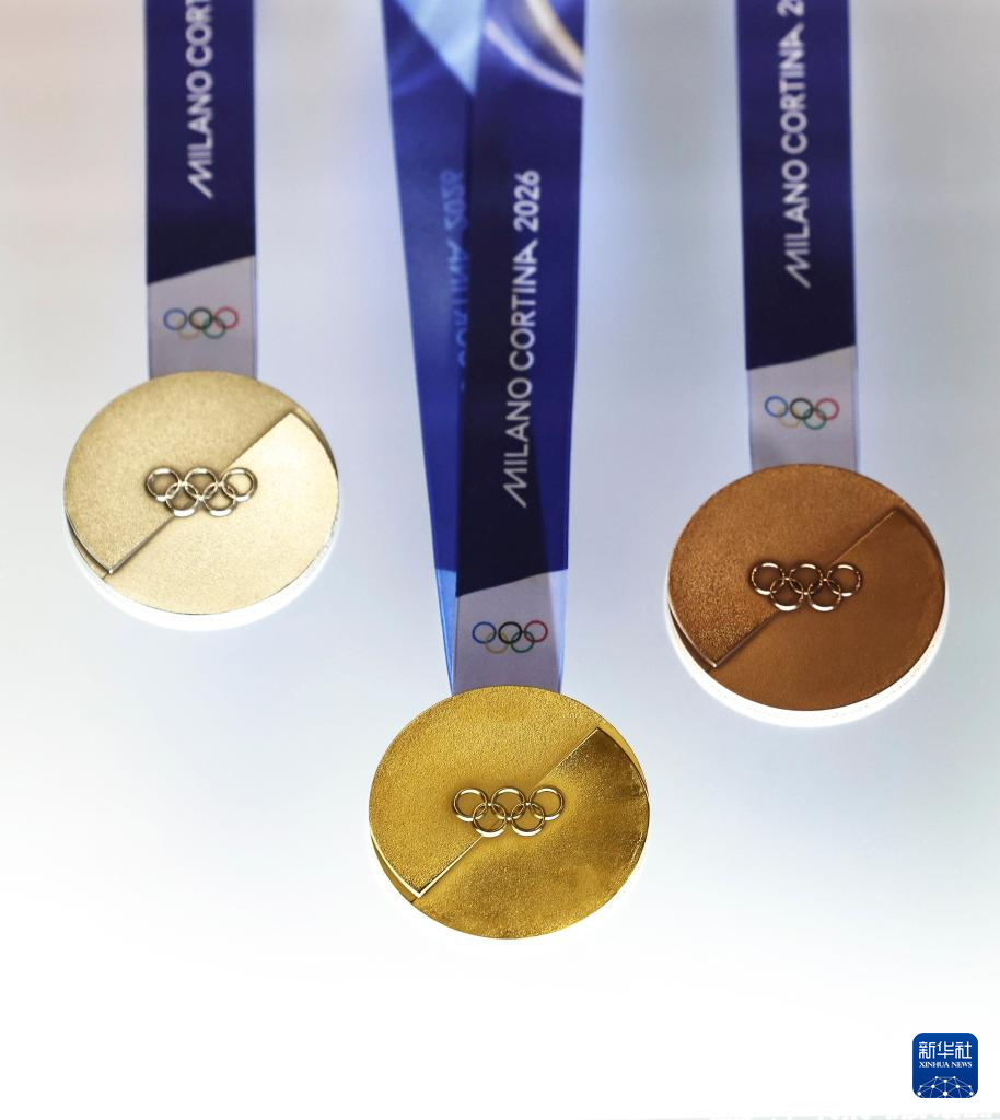 這是發(fā)布活動現(xiàn)場拍攝的2026年米蘭-科爾蒂納冬奧會獎牌。新華社記者 李京 攝