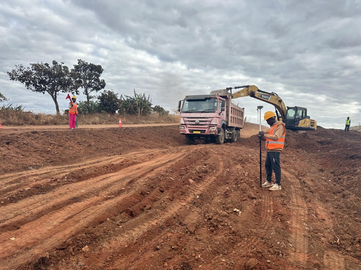 7月15日，中鐵二十局承建的馬拉維扎(萊卡)—恩(奇斯)—馬（洛莫）公路正式開工，圖為建設(shè)現(xiàn)場(chǎng)。 （高珊 攝）