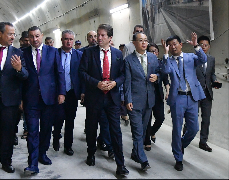 中國(guó)駐阿爾及利亞大使董廣利（右三）出席阿爾及爾地鐵一號(hào)線延長(zhǎng)線工程開(kāi)工儀式。中國(guó)鐵建供圖