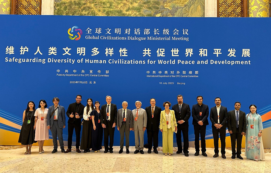 與會(huì)漢學(xué)家們?cè)谌蛭拿鲗?duì)話部長級(jí)會(huì)議現(xiàn)場(chǎng)合影。北京語言大學(xué)世界漢學(xué)中心供圖