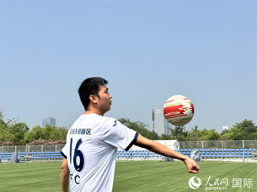 浮士德球運動員示范動作。人民網(wǎng) 孫書宇攝