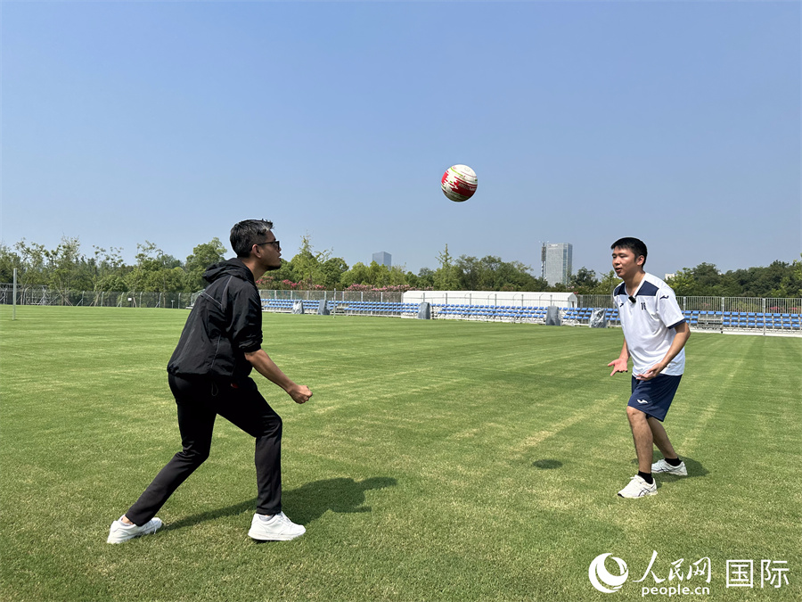 人民網(wǎng)外籍專家舒克里（左）在練習(xí)中。人民網(wǎng) 孫書宇攝