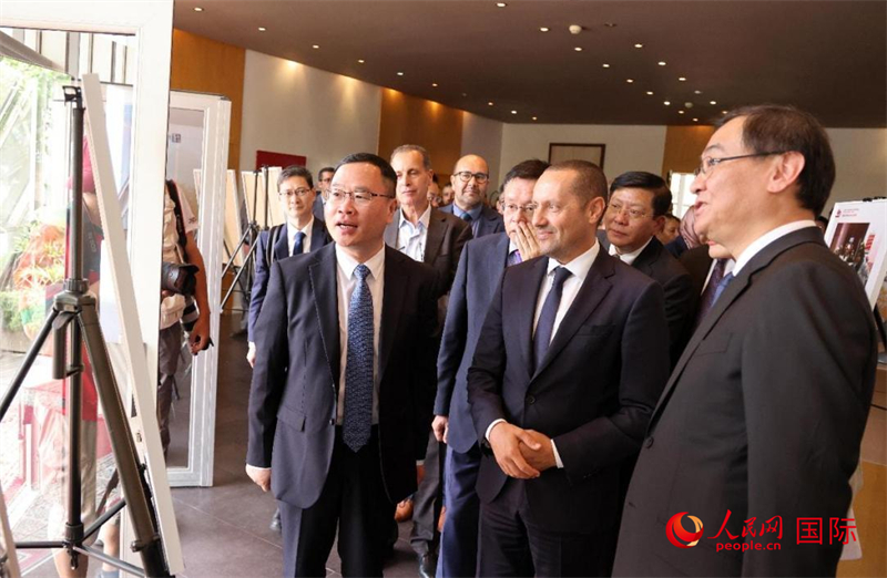 中摩代表參觀援摩洛哥中國醫(yī)療隊(duì)派遣50周年圖片展。人民網(wǎng)記者 管克江攝