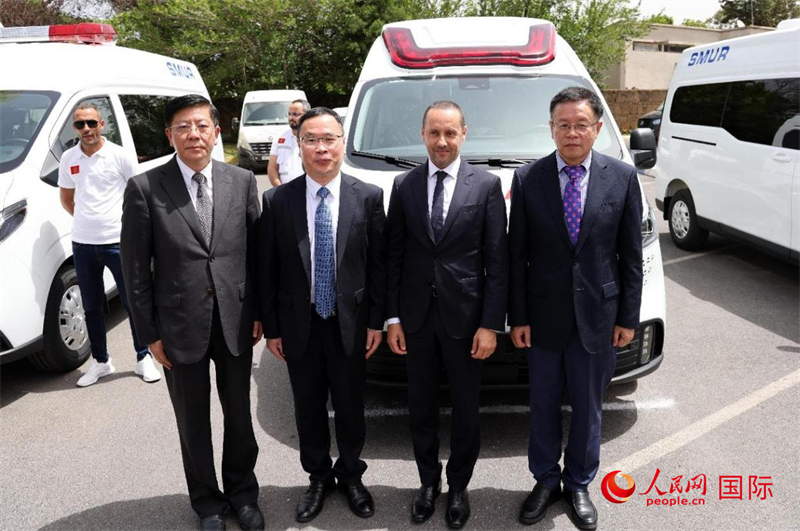 中方向摩方捐贈(zèng)救護(hù)車。人民網(wǎng)記者 管克江攝