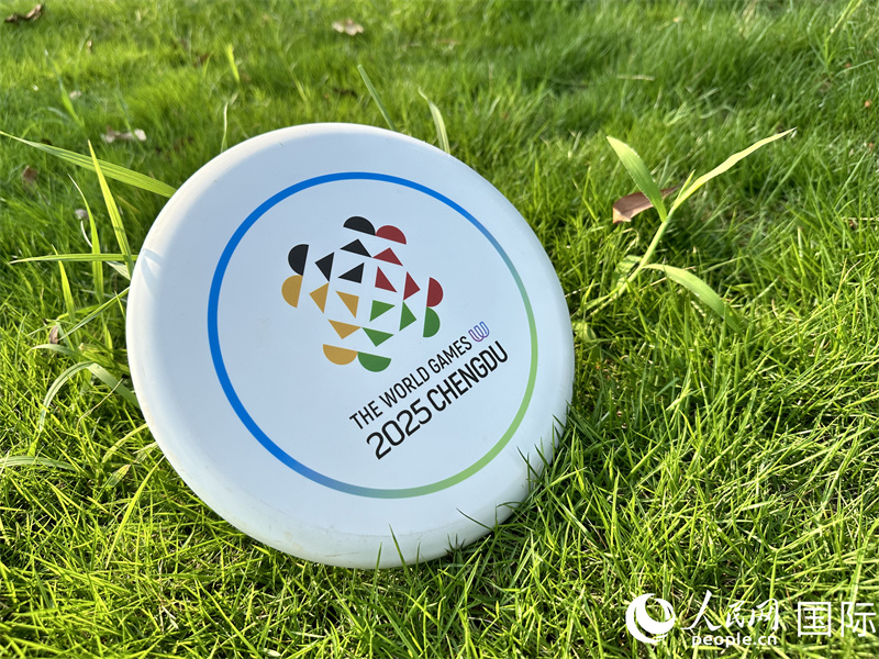 帶有2025年成都世運(yùn)會會徽的飛盤。 人民網(wǎng) 孫書宇攝