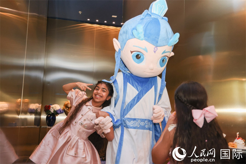 孩子們與玩偶合影。人民網(wǎng)記者任皓宇攝