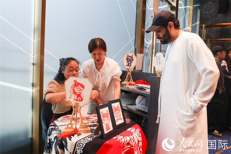 觀眾了解剪紙。人民網(wǎng)記者 任皓宇攝