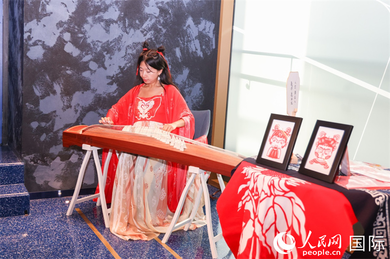 活動現(xiàn)場古箏表演。人民網(wǎng)記者 任皓宇攝