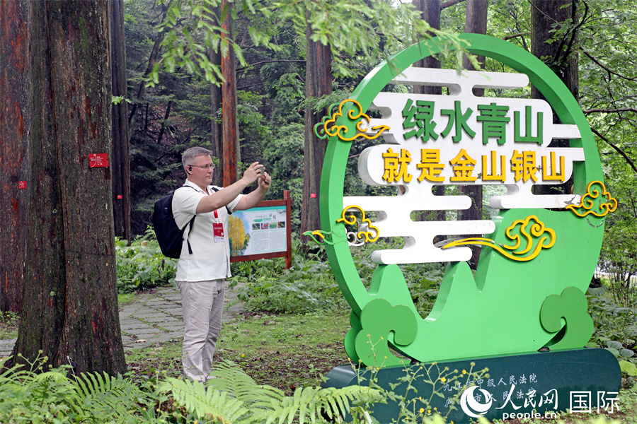 白俄羅斯記者聯(lián)盟主席、明斯克新聞通訊社董事局主席安德烈·科里沃舍耶夫在廬山植物園內(nèi)參觀游覽。人民網(wǎng)記者 趙益普攝