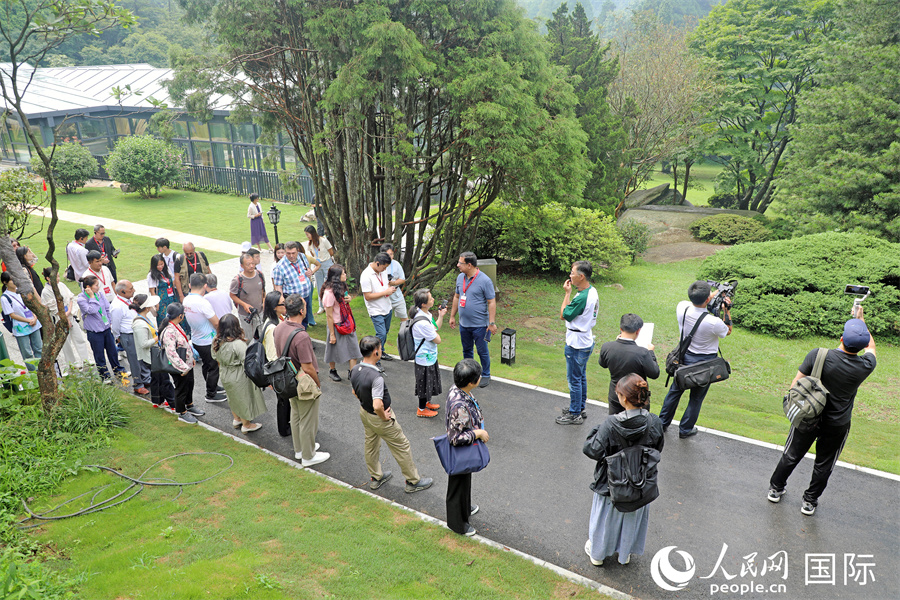外媒記者參觀廬山植物園。人民網(wǎng)記者 趙益普攝